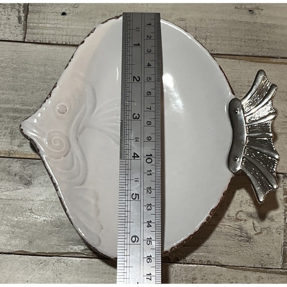 Sanibel‎ By Mud Pie Fish Plate, White Glazed Terracotta Plate W/Silver - Picture 6 of 10